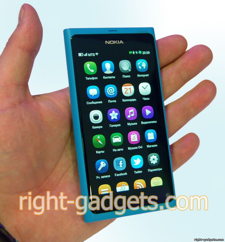 Nokia N9 на руке